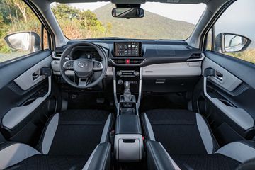 Toyota Veloz 2023 sử dụng chất liệu chính từ nhựa đen kết hợp bọc da màu be trên taplo, ốp cửa