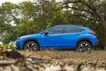 Thân xe Subaru Crosstrek 2025 cũng có những đường gân dập nổi cá tính hơn trước đây