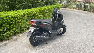 Đuôi xe gây ấn tượng với cụm đèn hậu vuông vức, vuốt nhọn về phía sau 