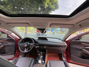 Trang bị cửa sổ trời chỉ có trên bản cao cấp 2.0 Premium