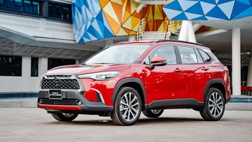 Dải viển chrome kéo dài là điểm nhấn lạ mắt trên Corolla Cross