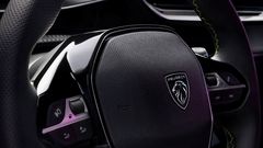 Vô lăng Peugeot 2008 2025 tiếp tục duy trì chất thể thao thông qua thiết kế vát 2 cạnh trên dưới