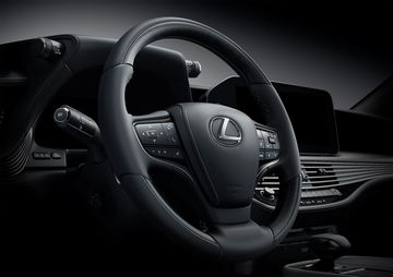 Vô lăng Lexus LS 2023 vẫn sử dụng thiết kế 3 chấu thể thao với các chất liệu cao cấp