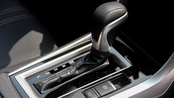 Mitsubishi Xpander Cross 2024 được trang bị cần số cơ truyền thống với phần chân được bọc da kết hợp ốp bạc.