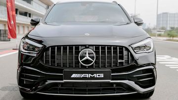 Đầu xe Mercedes-AMG GLA 45 S 4MATIC+ ấn tượng với lưới tản nhiệt Panamericana đặc trưng