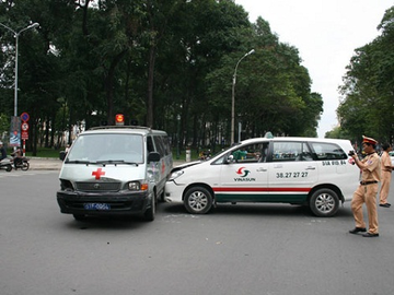CSGT xử lý hành vi không nhường đường cho xe ưu tiên dẫn đến tai nạn giao thông