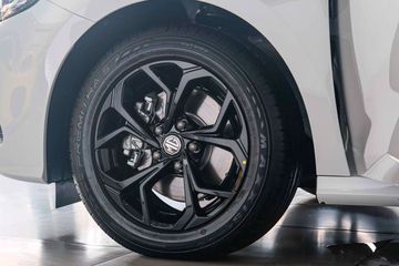 Phiên bản 1.5L STD chỉ sử dụng bộ vành 16 inch hình cánh hoa sơn đen