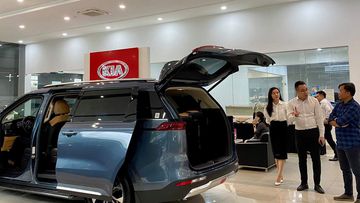 Không gian bên trong showroom khá rộng rãi thoáng mát