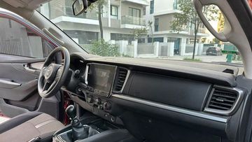 Khu vực taplo có thiết kế đơn giản, dàn trải về 2 bên nhấn mạnh sự rộng rãi của không gian