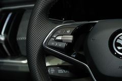 Bên trái vô lăng là phím điều khiển âm lượng, đàm thoại rảnh tay,...