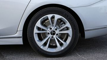 So sánh nhanh Toyota Camry 2020 và VinFast LUX A2.0 2020 13 danhgiaxe.com 4 124036 010111