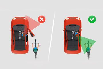 Việc mở cửa bằng tay phải sẽ giúp các bác có thể quan sát tốt hơn phía sau mình