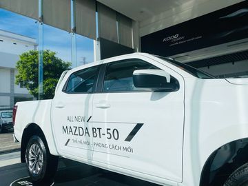 Phần thân xe Mazda BT-50 2023 mang đến cảm giác hài hòa nhưng cũng rất năng động, khỏe khoắn