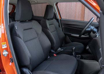 Hàng ghế trước được tạo hình theo hướng thể thao, cá tính với thiết kế ôm người và phần đệm dày dặn