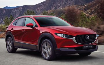 Khi cầm lái thực tế CX-30, người dùng có thể dễ dàng cảm nhận sự mượt mà, êm ái quen thuộc của hãng xe Nhật