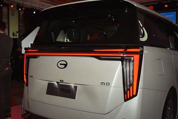 Đèn hậu hai bên cũng được nối liền một dải theo xu hướng thiết kế của nhiều mẫu xe hiện đại.