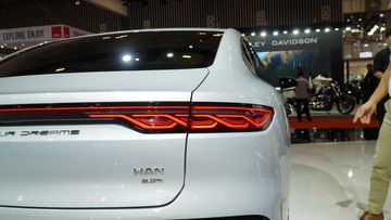 Cụm đèn hậu BYD HAN 2025 được lấy cảm hứng từ vuốt rồng cũng tạo ấn tượng mạnh cho phần đuôi xe