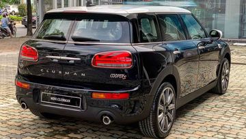 Đuôi xe MINI Clubman 2024 cũng không kém phần sang trọng, thanh lịch