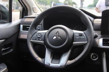 Vô lăng trên mẫu MPV 7 chỗ cao cấp là dạng 3 chấu bọc da, có tích hợp các phím chức năng