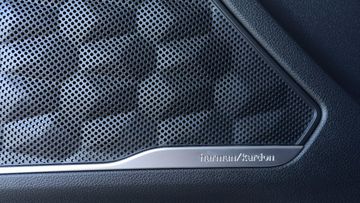 Hệ thống âm thanh với 10 loa Harman-Kardon cao cấp cũng là trang bị tiêu chuẩn trên tất cả các phiên bản