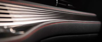 Họa tiết mô phỏng những dây đàn hạc Koto trên bảng táp lô và cửa gió Lexus LS 2023