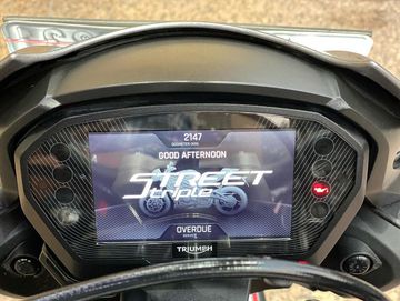 Triumph Street Triple 765 RS 2023 sở hữu bảng đồng hồ TFT đa màu sắc