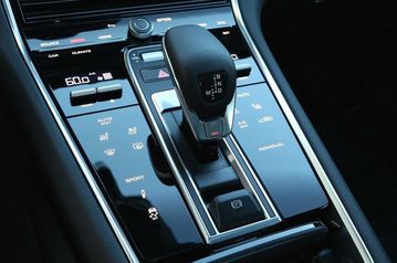 Cụm cần số phong cách của Porsche Panamera 2024