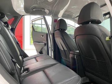 Hàng ghế thứ 2 của Hyundai Kona 2023 trang bị đầy đủ 3 tựa đầu