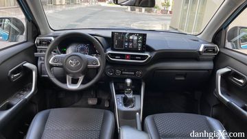 Bảng táp lô của Toyota Raize 2022 sẽ trải nghiệm độc đáo và đầy hứng khởi với cách thiết kế khoang lái chú trọng vào vị trí tài xế. 