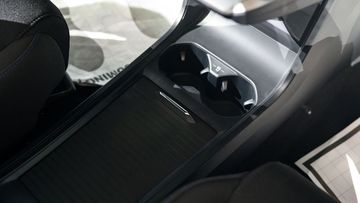 Giữa hàng ghế trước MG4 EV 2024 có một hộc để đồ khá lớn