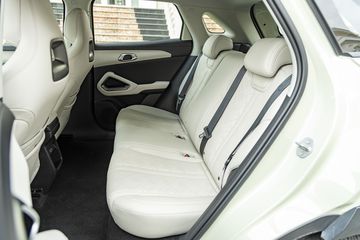 Hàng ghế thứ hai của BYD ATTO 2 2025 có bề mặt phẳng hơn và có thể gập 60:40 để mở rộng khoang hành lý