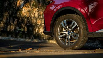 Phiên bản Titanium X trang bị la-zăng 19 inch thiết kế 5 chấu kép thể thao