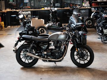 Triumph Speed Twin 900 2023 màu bạc có mức giá khoảng 366.5 triệu đồng