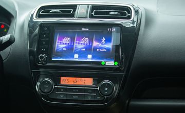 Mitsubishi Attrage 2023 được trang bị tiêu chuẩn màn hình cảm ứng trung tâm 7 inch, cùng hệ thống âm thanh 4 loa 