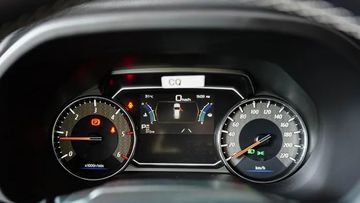 Phía sau vô lăng là cụm đồng hồ hiển thị đa thông tin nằm chính giữa