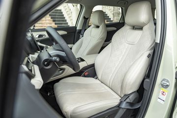 Ghế ngồi BYD ATTO 2 2025 được bọc da với các họa tiết đục lộ hình quả trám giúp không gian nội thất khá cao cấp