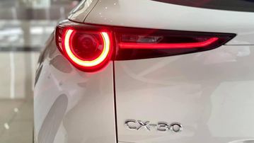 Đèn hậu dạng LED sử dụng kiểu elip tương tự “đàn anh” CX-5 nhưng được chuốt mỏng sắc sảo hơn