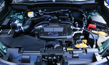Subaru Forester 2023 tiếp tục sử dụng khối động cơ boxer với 4 xi-lanh nằm đối xứng (4H), dung tích 2.0L phun xăng trực tiếp