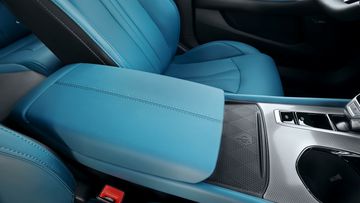 Bệ tì tay hàng ghế trước MG7 2024 có kích thước lớn, thoải mái cho cả người lái và hành khách