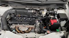 Khoang động cơ có bố trí khá gọn gàng trên Suzuki Ertiga Sport