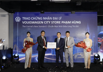 
&Ocirc;ng Nguyễn Ho&agrave;ng Minh Tiến &ndash; Tổng Gi&aacute;m Đốc Volkswagen Việt Nam trao chứng nhận đại l&yacute; cho &Ocirc;ng Đo&agrave;n Mạnh Trưởng &ndash; Tổng Quản l&yacute; b&aacute;n h&agrave;ng ki&ecirc;m trợ l&yacute; Tổng Gi&aacute;m đốc Volkswagen Capital v&agrave; &Ocirc;ng L&ecirc; Quốc Hưng &ndash; Gi&aacute;m Đốc Kinh Doanh Volkswagen City Store Phạm H&ugrave;ng.
