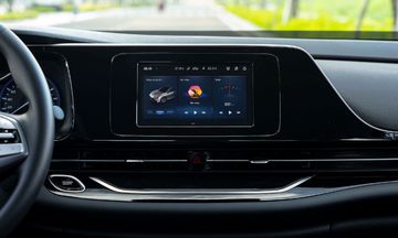 Màn hình trung tâm 8 inch khá nhỏ trên AION ES 2025 và thiếu các kết nối hiện đại