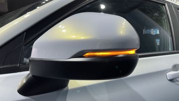 Gương chiếu hậu gập điện tích hợp đèn báo rẽ là trang bị tiêu chuẩn trên HR-V 2022