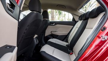 Hàng ghế sau có khoảng để chân tương đối rộng rãi nhờ trục cơ sở lớn