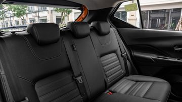 Hàng ghế thứ hai Nissan Kicks 2023 e-POWER có thể gập 60:40 để mở rộng khoang hành lý