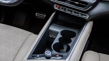 Khoang nội thất VinFast VF 7 2024 cũng thiết kế khá nhiều hốc để đồ