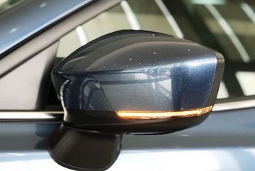 Gương chiếu hậu trên Mazda 3 2023 trang bị đầy đủ các tính năng chỉnh/gập điện, tích hợp đèn báo rẽ