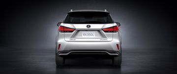 Đuôi xe Lexus RX350L 2024 bề thế với cụm đèn hậu LED đồ họa hình chữ L đẹp mắt.