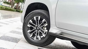 Pajero Sport 2024 sở hữu bộ lazang phay 2 tone màu với kích thước 18 inch, thiết kế 6 chấu mạnh mẽ