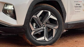 Phiên bản xăng Turbo 1.6L cao cấp nhất được trang bị độc quyền bộ lazang 5 chấu 19 inch, phay 2 tone màu độc đáo